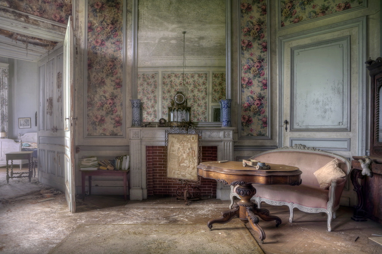 The bedroom of the abandoned princess. Особняк раунд Round Mansion в Бельгии. Заброшенный особняк, Бельгия. Старинные поместья внутри. Интерьер заброшенного особняка 19 века.